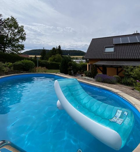 Einfamilienhaus mit Pool und großem Garten – Swimmingpool