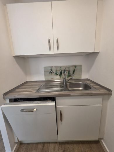 Schöner Wohnen, provisionsfreie/möblierte 1,5 Z-Whg.,2.OG, Lift, TG, 10 Min. U3, 5 % Rendite möglich – Küche mit Geschirrspüler