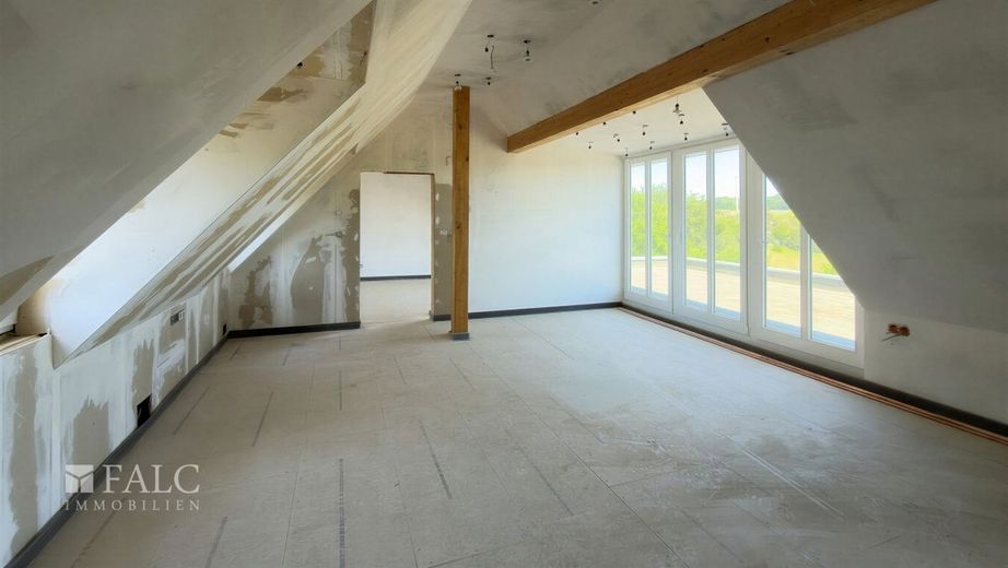 Exklusive Dachgeschosswohnung im historischen Fachwerkhaus mit Fernblick bis Schloss Homburg – Wohnzimmer