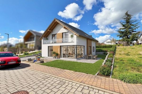 Fully serviced dream plot in south-facing hillside location – 405 m² with unobstructed panoramic views