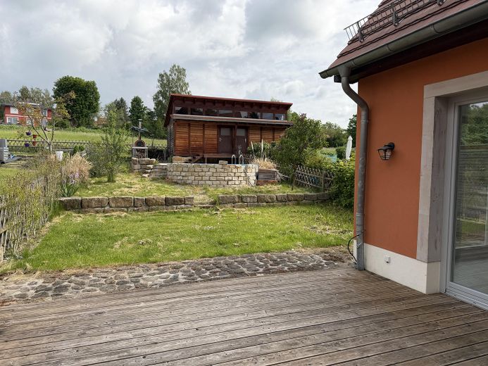 Blick in Garten von Terrasse 