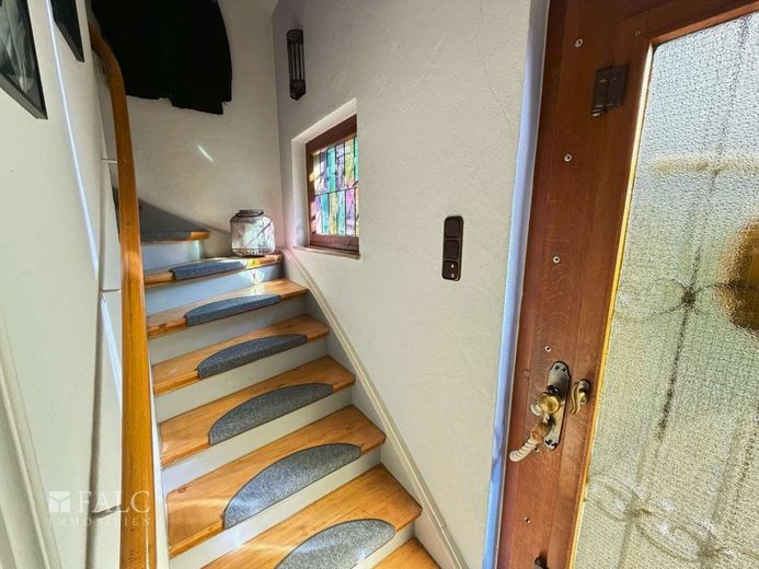 Charmantes Einfamilienhaus mit ELW und weiteren 20qm Zimmern im Untergeschoss mitten in der Natur – Treppenhaus